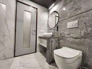 Habitación Deluxe | Baño | Ducha, zapatillas, toallas y jabón