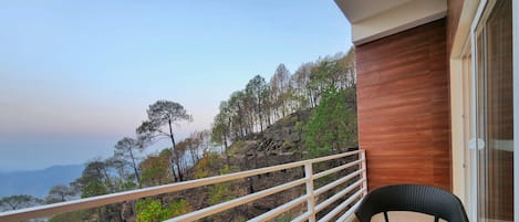 Premium kamer, balkon, uitzicht op bergen | Verduisterende gordijnen, een strijkplank/strijkijzer, gratis wifi