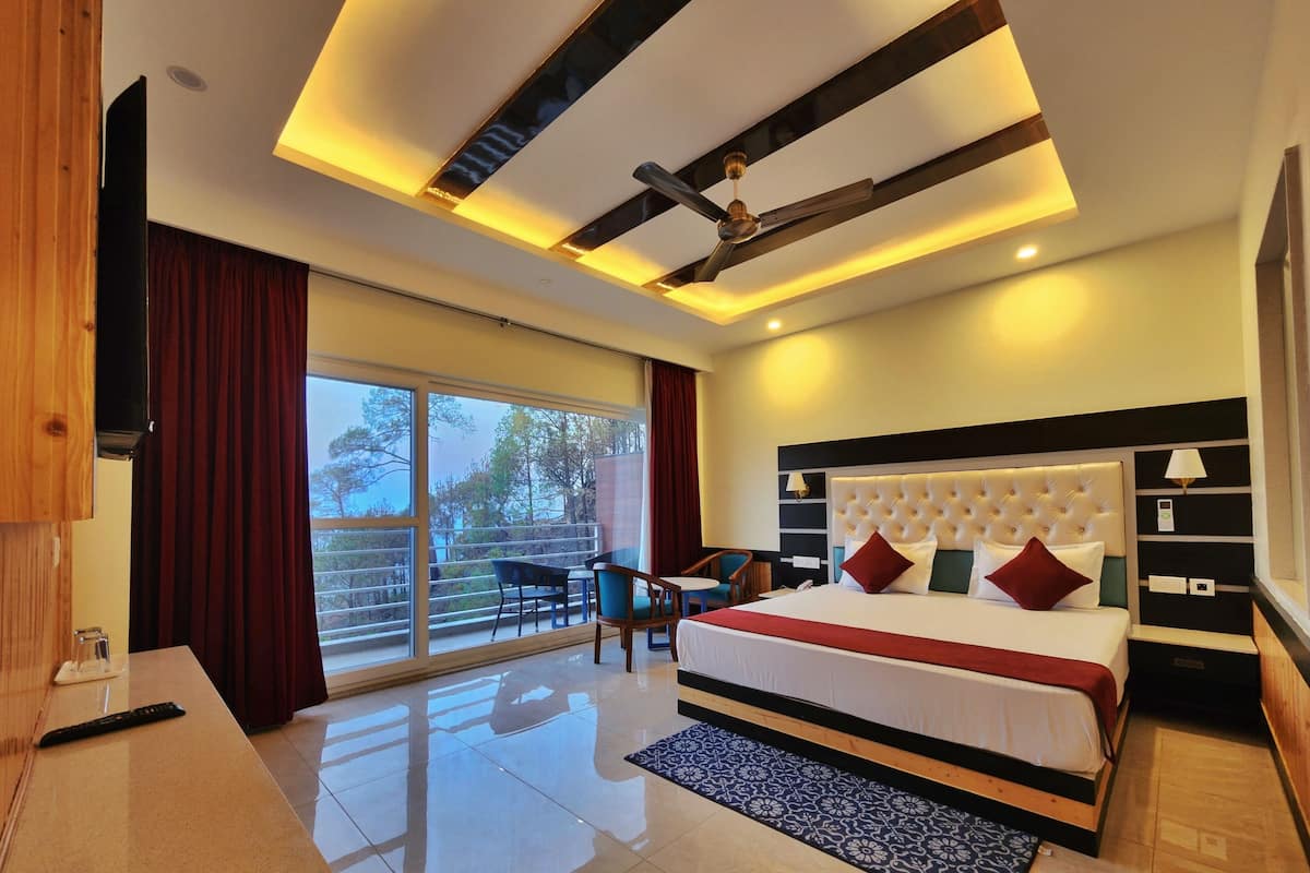 Habitación Premium, balcón, vista a la montaña | Cortinas blackout, tabla de planchar con plancha y wifi gratis