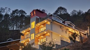 Un edificio de varios pisos con balcones y una escalera que conduce a los niveles superiores.