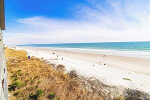 På stranden