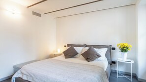 1 bedroom, bed sheets