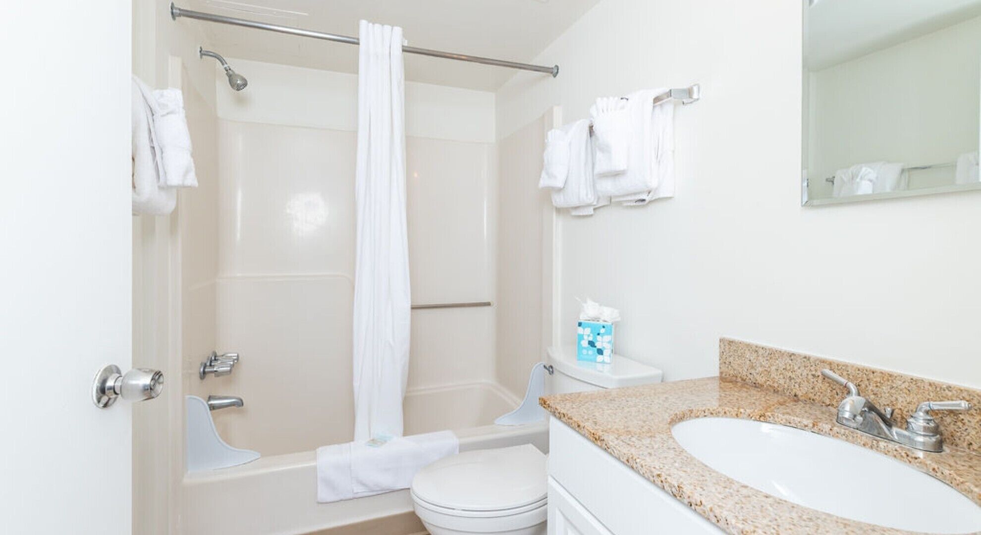 Un baño con bañera, ducha, inodoro y lavabo.