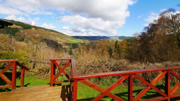 A wooden deck with red railings overlooking a valley with hills and trees. - Beautiful private villa for 10 people with WIFI, TV, terrace, pets allowed and panoramic view (Inverness)