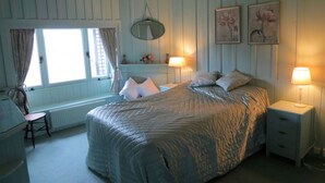 A bedroom with a large bed, two bedside tables, a window with curtains, and wall-mounted lamps. - Beautiful private villa for 10 people with WIFI, TV, terrace, pets allowed and panoramic view (Inverness)