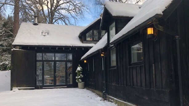 A wooden cabin with a snow-covered roof and large windows. - Beautiful private villa for 4 people with WIFI, TV, terrace and pets allowed (Inverness)