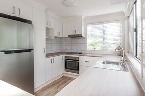 ثلاجة، ميكروويف، فرن، موقد طهي مسطح