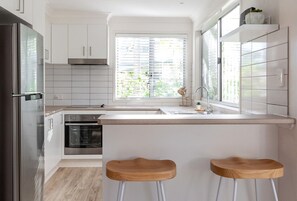 Kjøleskap, mikrobølgeovn, ovn og kokeplater