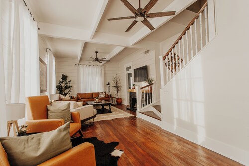 The Dreamiest Home on Homan - Lovely 3 Bedroom House - Near to Everything