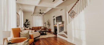 The Dreamiest Home on Homan - Lovely 3 Bedroom House - Near to Everything