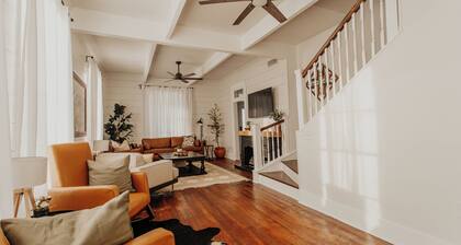 The Dreamiest Home on Homan - Lovely 3 Bedroom House - Near to Everything