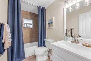 Een douche, een haardroger, handdoeken