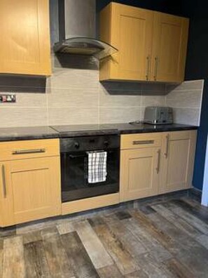 Een koelkast, een microgolfoven, een oven, een broodrooster