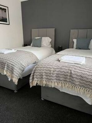 3 habitaciones, tabla de planchar con plancha, wifi y ropa de cama 