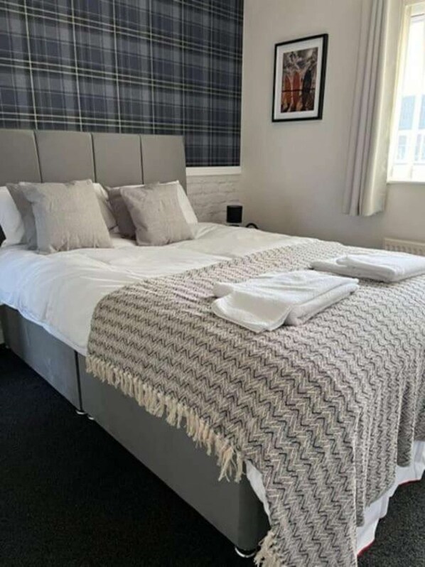 3 slaapkamers, een strijkplank/strijkijzer, wifi, beddengoed