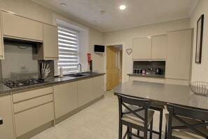 Microwave, oven, dishwasher, coffee/tea maker