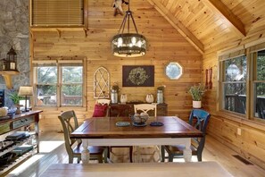 Dining - Luxury Cabin w/ View, Hot Tub, Game Room, Fire Pit (Blue Ridge)
