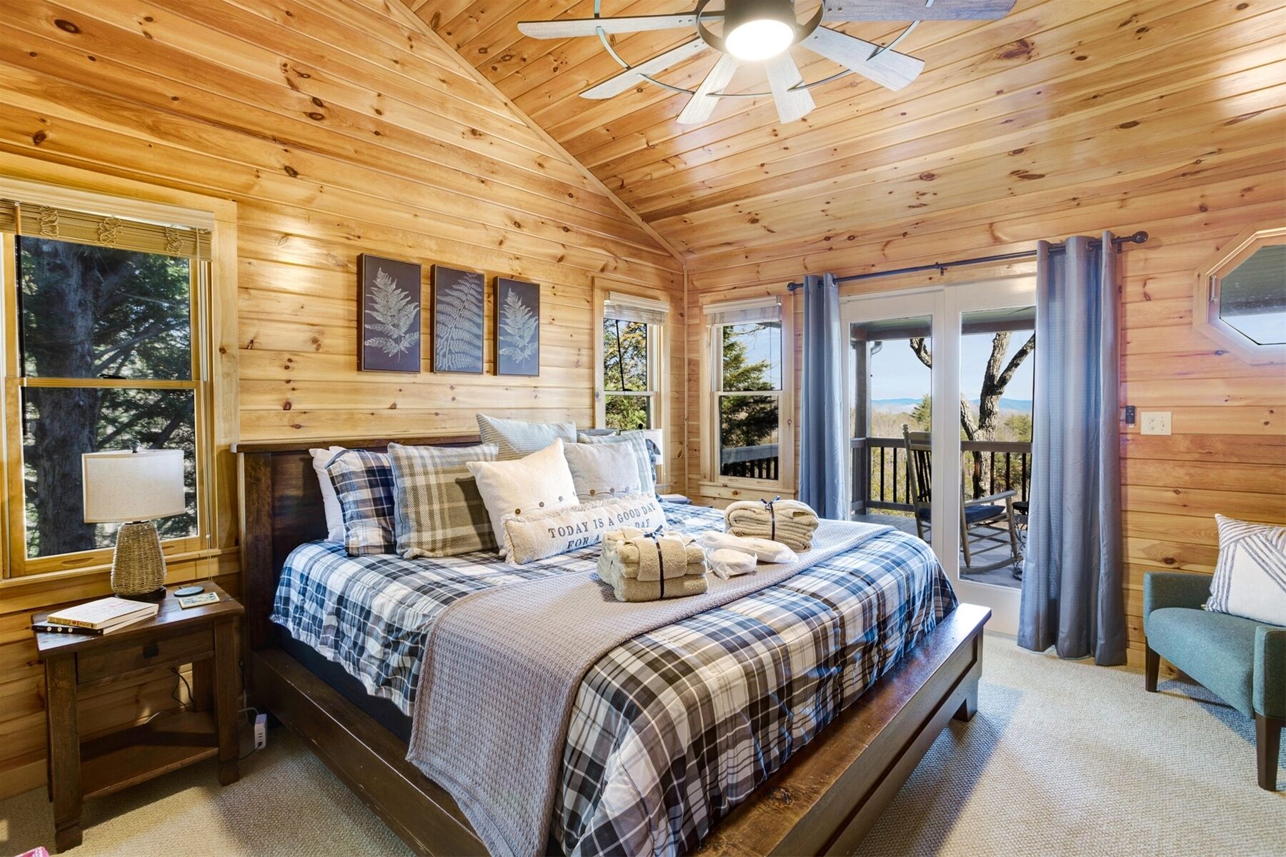 4 bedrooms, desk, iron/ironing board, travel crib