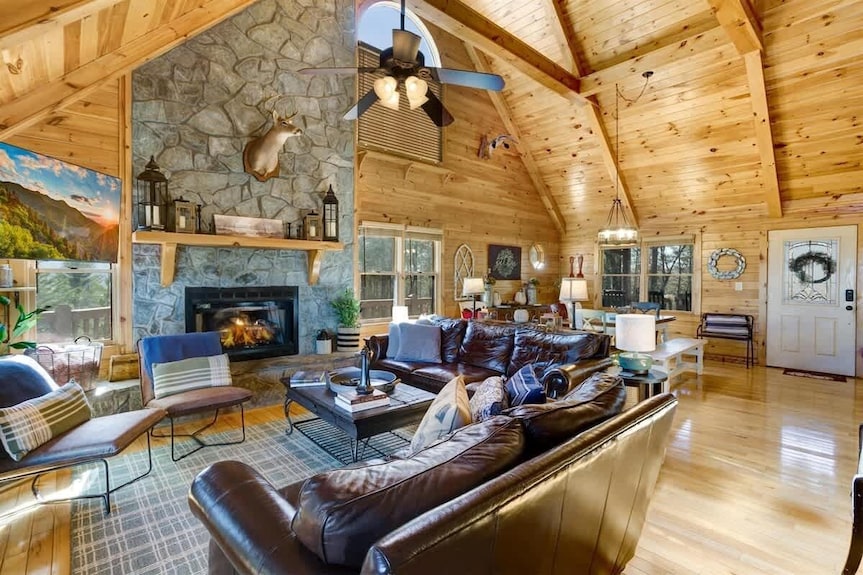 Luxury Cabin W/ View, Hot Tub, Game Room, Fire Pit - Blue Ridge, GA