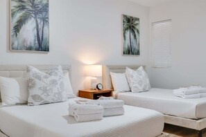 3 bedrooms, iron/ironing board, free WiFi, bed sheets - Seashell Cottage- New Renovation- Private Beach (Santa Rosa Beach)
