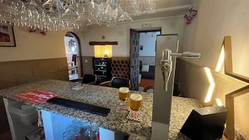 2 bars/lounges