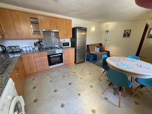 Superior Apartment, Courtyard View | Private kitchen | Shared fridge, microwave - Grapevine Manor (Monovar)