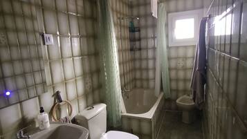 Een haardroger, een bidet, handdoeken, zeep
