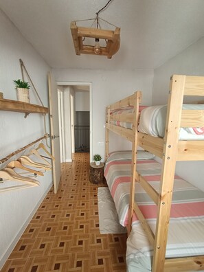 3 dormitorios, tabla de planchar con plancha, wifi gratis y ropa de cama