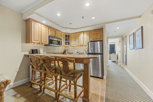 Jääkaappi, mikroaaltouuni, astianpesukone, kahvin-/teenkeitin