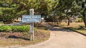 Schild, das den Zugang zum öffentlichen Strand kennzeichnet.