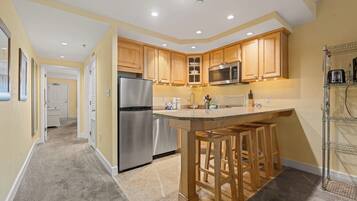 Refrigerador, microondas, lavavajillas, cafetera/tetera