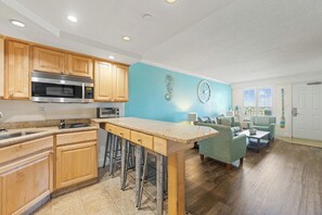 Kjøleskap, mikrobølgeovn, oppvaskmaskin og kaffetrakter/tekoker