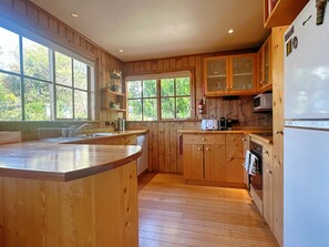 Fridge, microwave, oven, stovetop - Snug Sanctuary - A gem in the forest 20 min to CBD (Lower Snug)