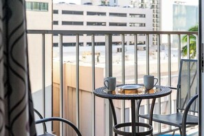 Outdoor dining - Cozy Studio In Heart Of Waikiki - Free Parking (Honolulu)