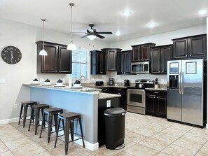 Réfrigérateur, micro-ondes, four, plaque de cuisson