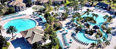 Un resort con una amplia piscina central, varias piscinas más pequeñas y un paisaje bien cuidado con palmeras y zonas de descanso.