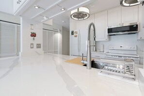 Fridge, microwave, oven, stovetop - Kihei Estates G105 Gorgeous Remodeled Condo Home (Kihei)