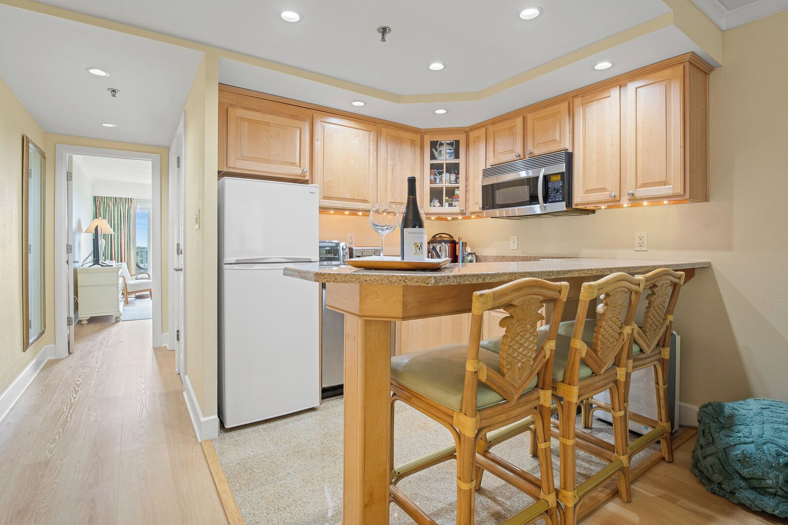 Køleskab, mikrobølgeovn, opvaskemaskine, kaffe-/temaskine