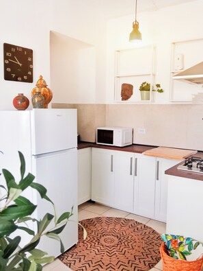 Kühlschrank, Mikrowelle, Herdplatte, Wasserkocher mit Kaffee-/Teezubehör