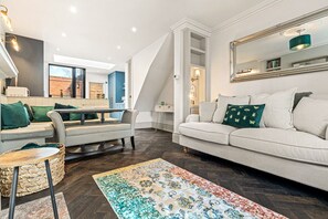 TV - The Emerald - Central Henley, 2 Bedroom House (Henley-On-Thames)