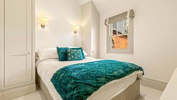 2 habitaciones, escritorio, tabla de planchar con plancha y wifi