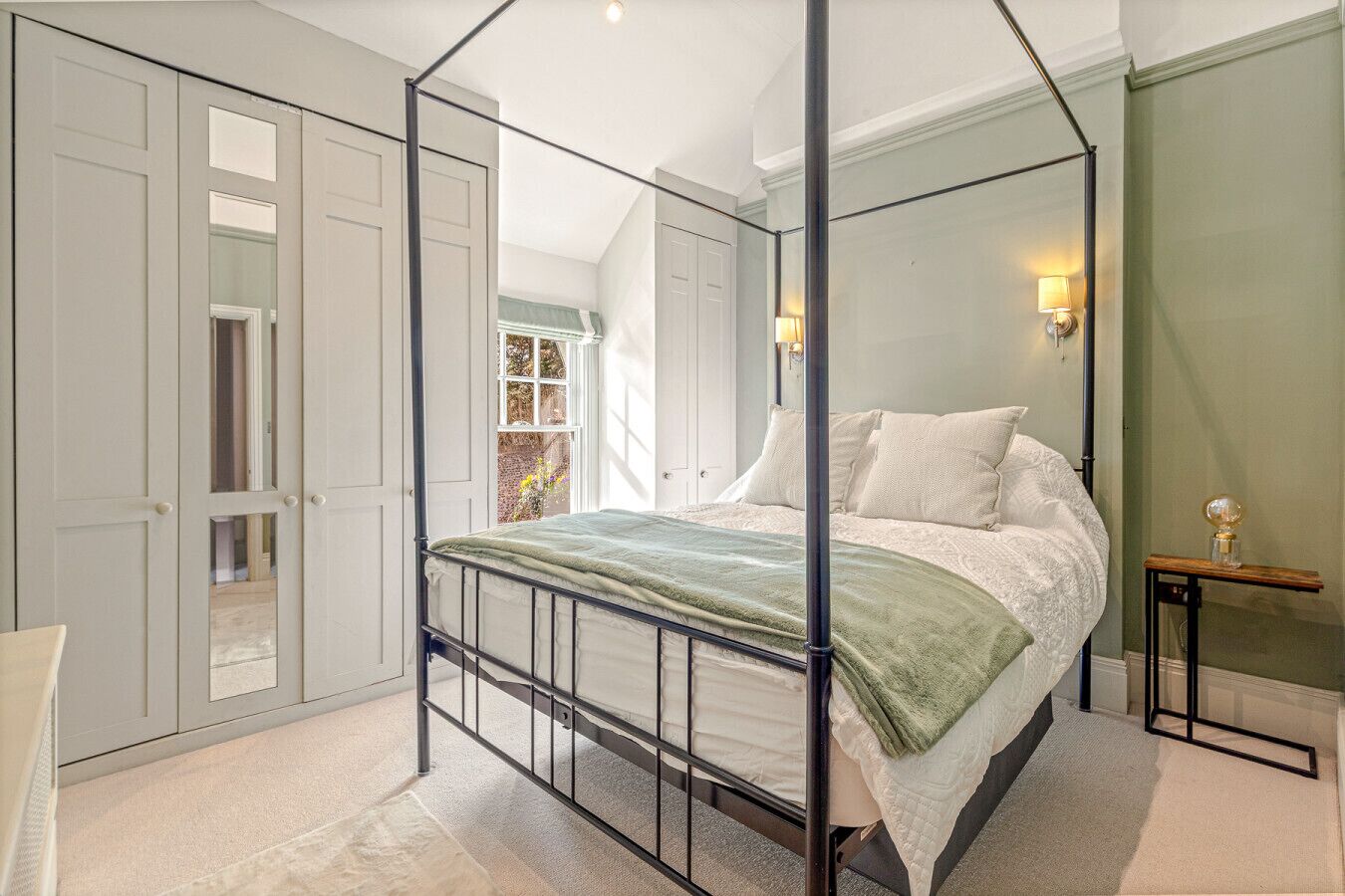 2 bedrooms, desk, iron/ironing board, WiFi