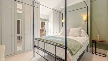 2 bedrooms, desk, iron/ironing board, WiFi