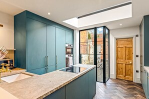 Jääkaappi, mikroaaltouuni, uuni, astianpesukone