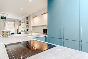 Fridge, microwave, oven, dishwasher - The Emerald - Central Henley, 2 Bedroom House (Henley-On-Thames)