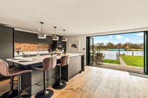 Coffee/tea maker - River Cabin - Hot tub, pet friendly, Mooring (Henley-On-Thames)