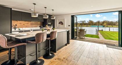 River Cabin - Hot tub, pet friendly, Mooring