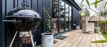 River Cabin - Hot tub, pet friendly, Mooring