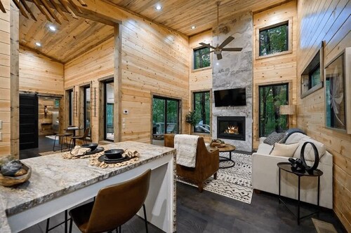 Remote Couples Retreat • Hot Tub, Pool, Fire Pit!