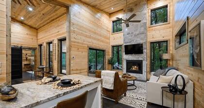 Remote Couples Retreat • Hot Tub, Pool, Fire Pit!